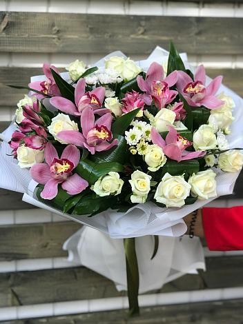 Букет цветов из: Розы и Хризантемы в Марково