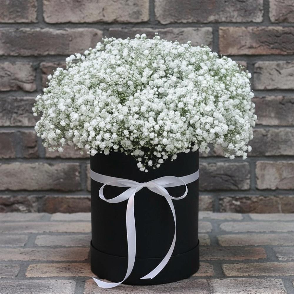 Цветочная композиция из Гипсофила в шляпной коробке в Марково