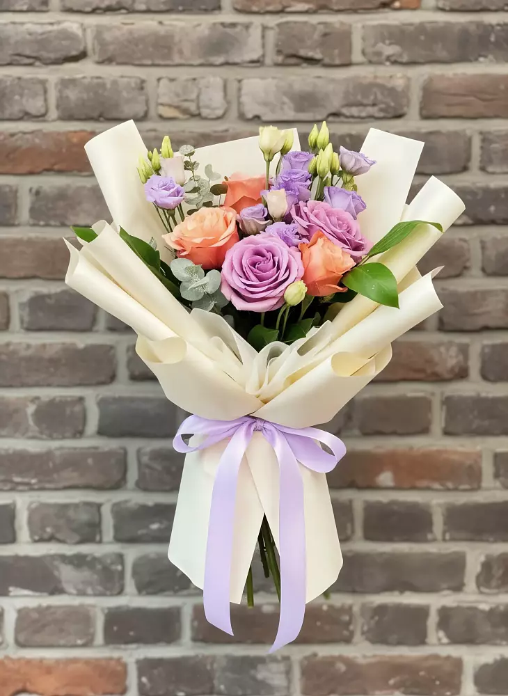 Букет цветов из: Лизиантусы и Розы в Марково