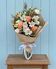 Букет цветов из:  Альстромерии, Лизиантусы, Розы и Хризантемы в Марково