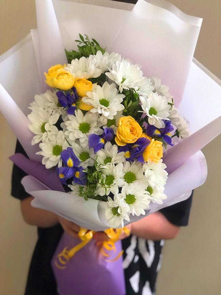 Букет цветов из: Ирисы, Хризантемы и Розы в Марково