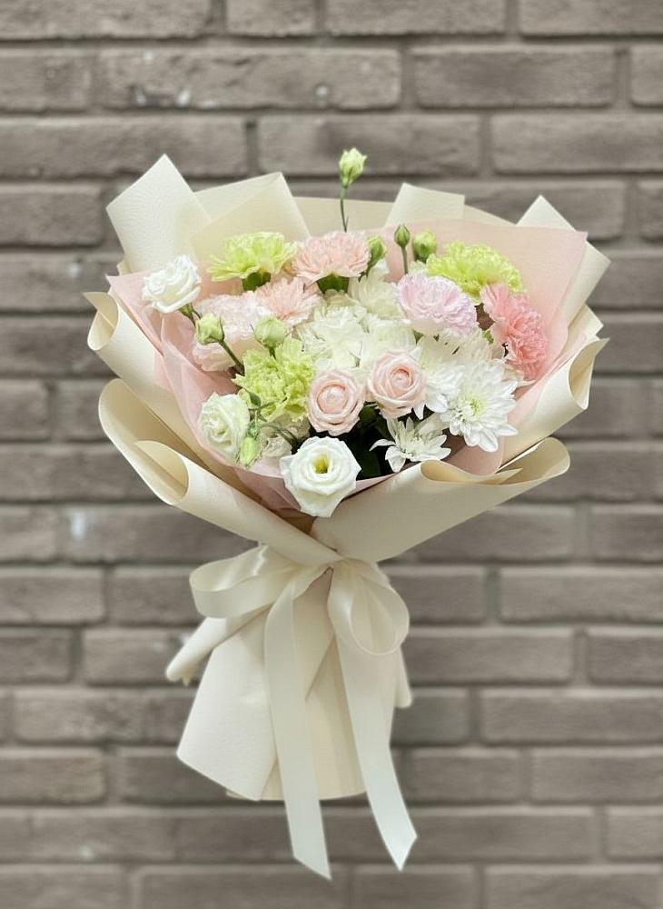 Букет цветов из: Гвоздики, Розы, Лизиантусы и Хризантемы в Марково