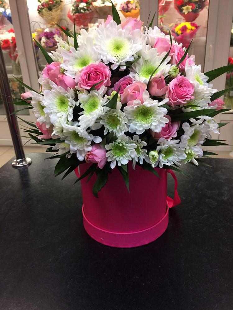 Цветочная композиция из Розы и Хризантемы в шляпной коробке в Марково