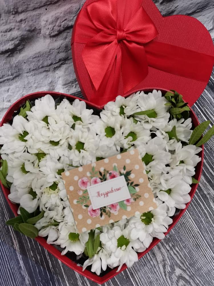 Цветочная композиция из Хризантемы в виде сердца в Марково