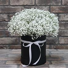 Цветочная композиция из Гипсофила в шляпной коробке в Марково