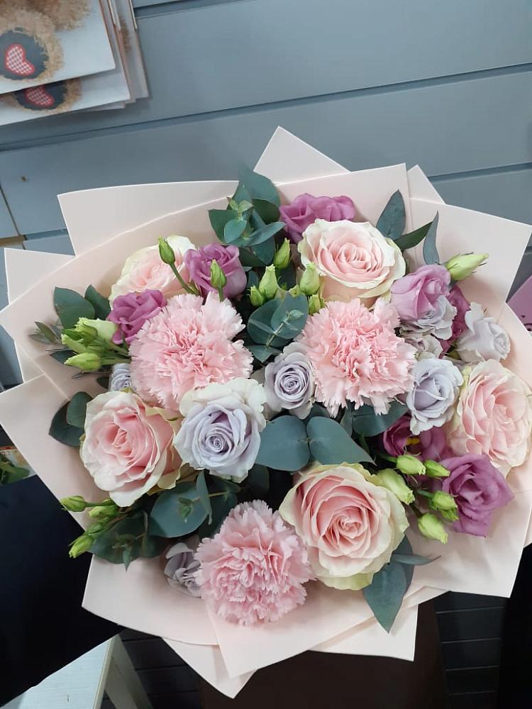 Букет цветов из: Розы, Гвоздики и Лизиантусы в Марково