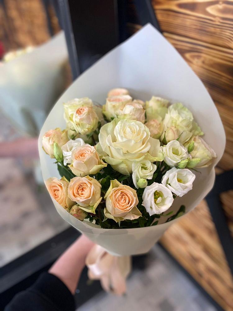 Букет цветов из: Розы и Лизиантусы в Марково